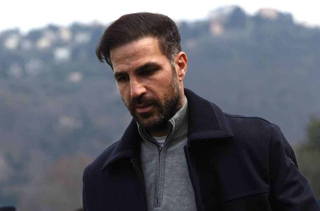O técnico do Como, Cesc Fabregas, tem uma cláusula pró-Arsenal e Chelsea em seu contrato