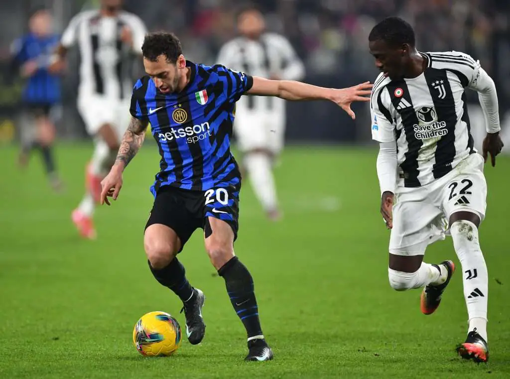 A Juventus está considerando uma mudança surpresa para contratar o jogador do Inter, Hakan Calhanoglu, no próximo verão