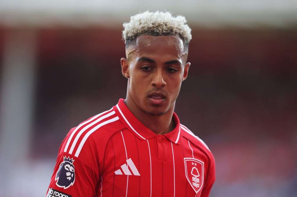 O jogador do AC Milan, Omari Hutchinson, revela sua risada sobre o gol contra o Manchester United com Ruben Amorim