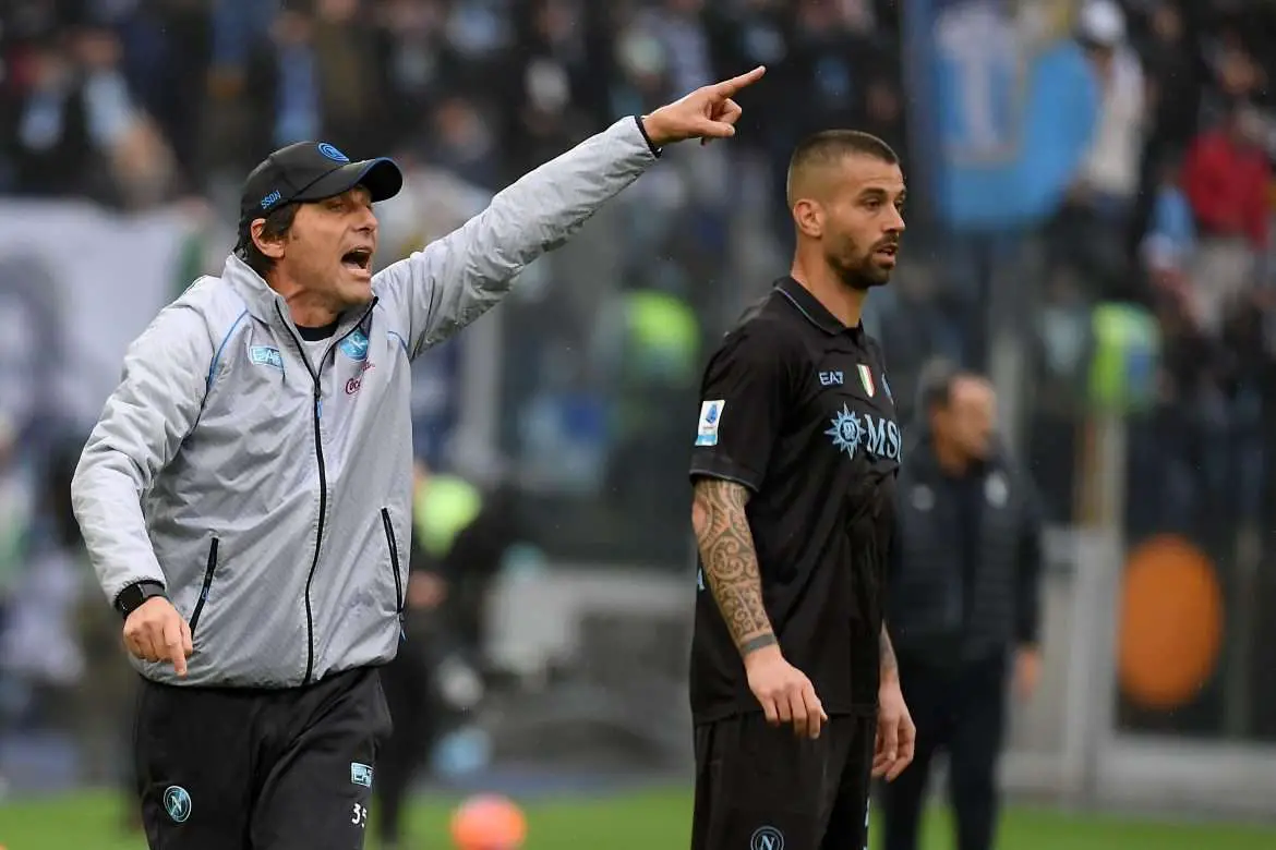 Napoli head coach Antonio Conte instructs his players in a match versus Lazio.