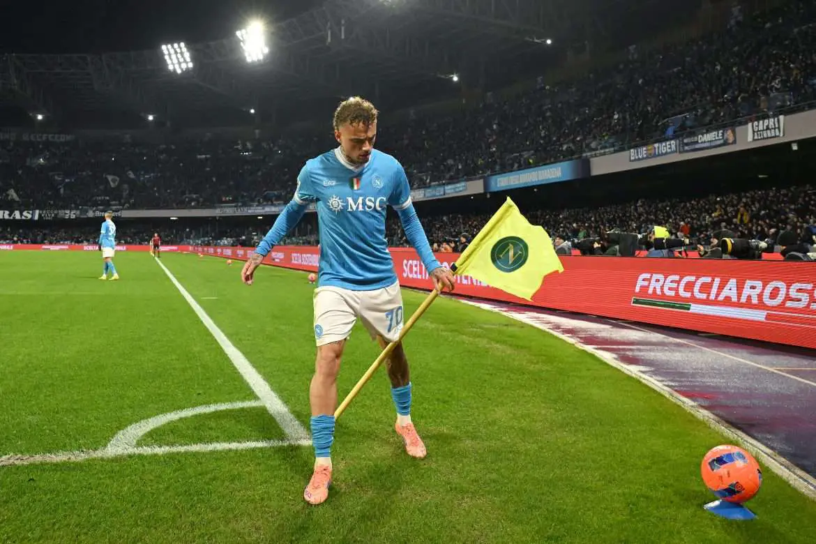 Napoli's Noa Lang edges towards a move to Atalanta.
